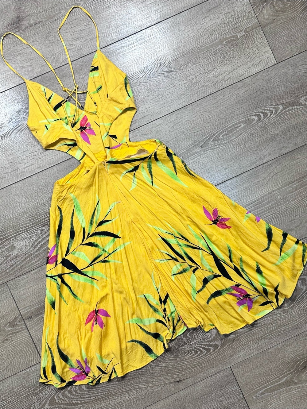•SOLD• Urban Outfitters Yellow Tropical Floral Print Cut Out Mini Dress - Picture 14 of 16